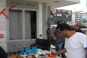 Taksim'de sabahlayanlar için 'ücretsiz market' Taksim'de sabahlayanlar için 'ücretsiz market'