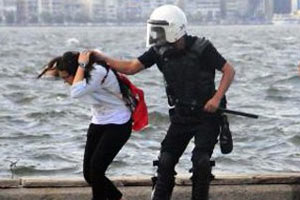 İzmir&#039;de saç çeken polise soruşturma
