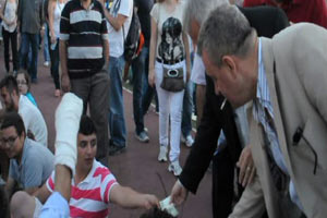 &#039;Başbakan Erdoğan&#039;a küfredenlere para&#039; iddiasına cevap