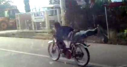 Motosiklet yarışı görenleri hayrete düşürdü Motosiklet yarışı görenleri hayrete düşürdü