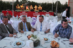 İzmir Belediye Başkanı'ndan meclis üyelerine iftar İzmir Belediye Başkanı'ndan meclis üyelerine iftar