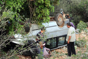 Mersin'de minibüs devrildi, 16 yaralı Mersin'de minibüs devrildi, 16 yaralı