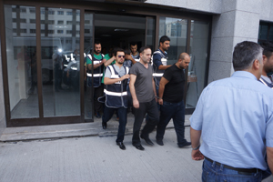 Cezaevi çetesi adliyeye sevk edildi Cezaevi çetesi adliyeye sevk edildi