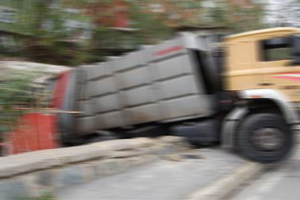 Çöp kamyonu uçtu, 2 ölü Çöp kamyonu uçtu, 2 ölü