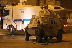 Antakya&#039;da göstericilerden polise taş