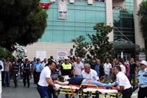 15 yaşındaki kız AVM'nin çatısından düştü 15 yaşındaki kız AVM'nin çatısından düştü