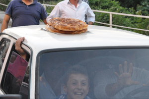 Pideler ezilmesin diye araç üstünde taşıdı Pideler ezilmesin diye araç üstünde taşıdı