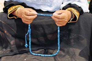 Halifenin oğlu yamalı elbise giyer mi?