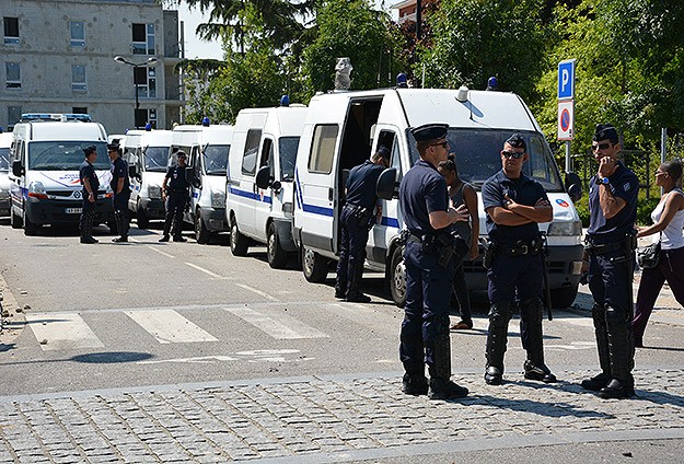 Paris&#039;teki peçe gerginliği sürüyor, göstericiler 20 aracı yaktı