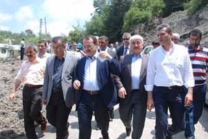 Sadullah Ergin heyelan bölgesini ziyaret etti Sadullah Ergin heyelan bölgesini ziyaret etti