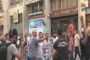 BDP'lilerle Kasımpaşa taraftarını polis ayırdı BDP'lilerle Kasımpaşa taraftarını polis ayırdı