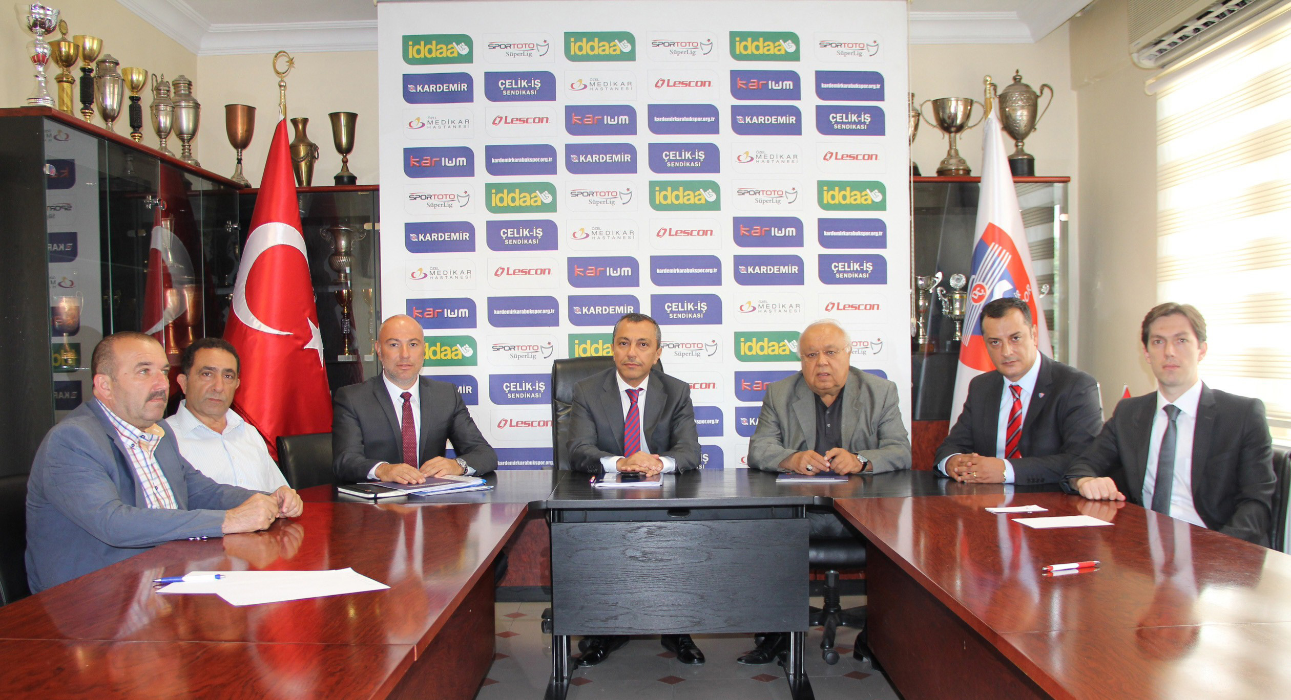 Karabükspor'da görev bölümü yapıldı Karabükspor'da görev bölümü yapıldı