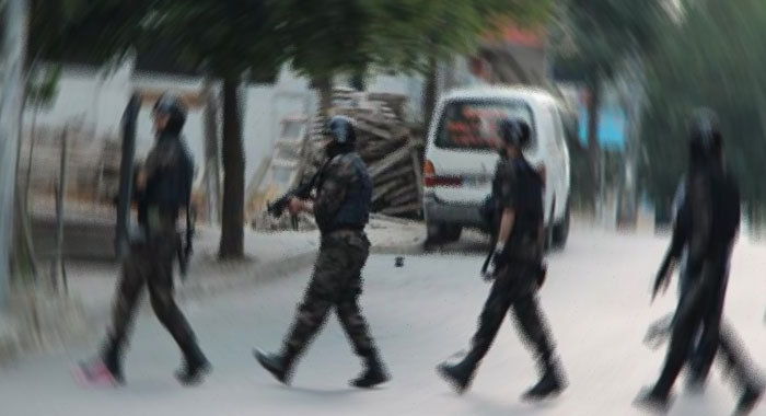 Sahte polise şafak baskını, 33 gözaltı Sahte polise şafak baskını, 33 gözaltı