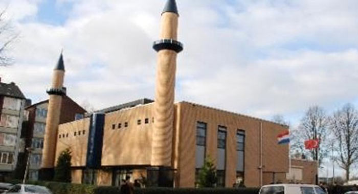 Hollanda'da cami önüne 'domuz başı' bıraktılar Hollanda'da cami önüne 'domuz başı' bıraktılar