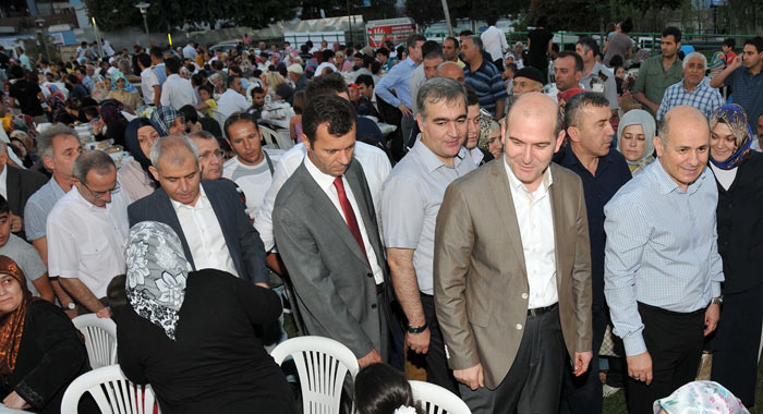 Süleyman Soylu sokak iftarında Süleyman Soylu sokak iftarında