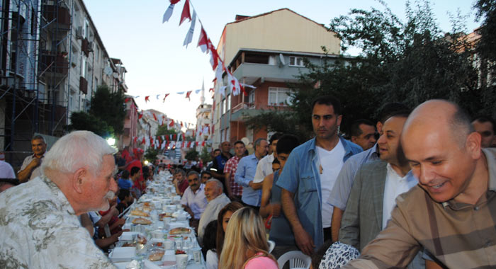 Egemen Bağış sokak iftarında, &#039;Taksim&#039;den Tahrir çıkaramadılar&#039;