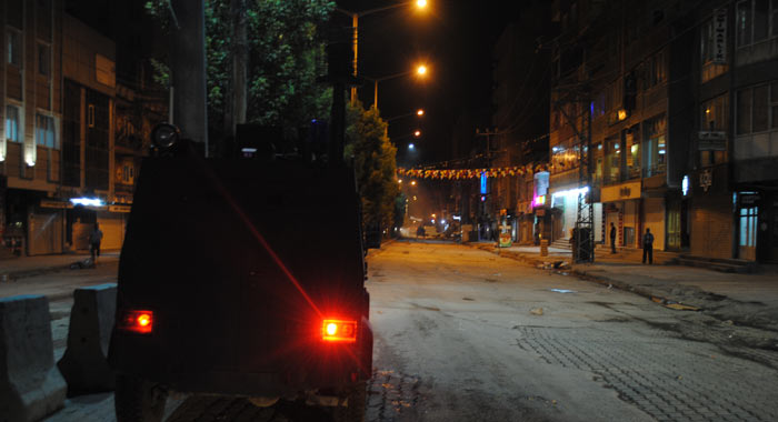 Hakkari'de PYD'ye destek veren gruba polis müdahalesi Hakkari'de PYD'ye destek veren gruba polis müdahalesi