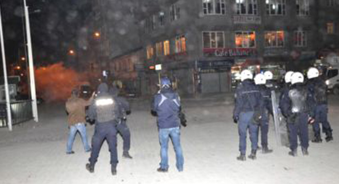 Hakkari'de izinsiz gösteriye polis müdahalesi Hakkari'de izinsiz gösteriye polis müdahalesi
