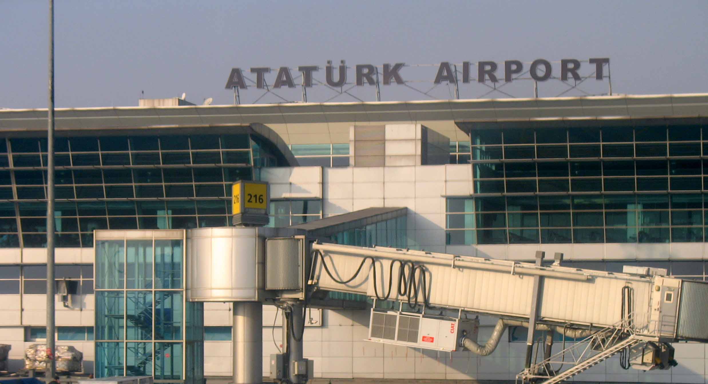 Atatürk Havalimanı'nda 10 bin cep telefonu ele geçirildi Atatürk Havalimanı'nda 10 bin cep telefonu ele geçirildi