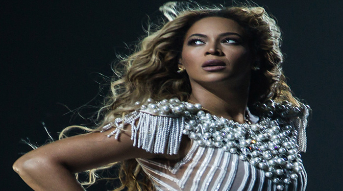 Ünlü şarkıcı Beyonce saçını vantilatöre kaptırdı Ünlü şarkıcı Beyonce saçını vantilatöre kaptırdı