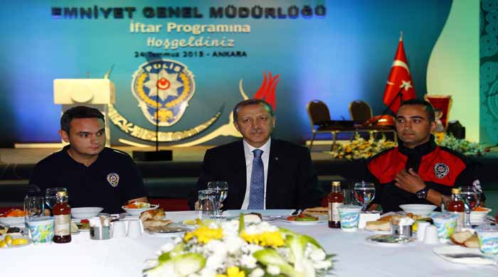 Çevik kuvvet iftarında Başbakan Erdoğan&#039;a gaz süprizi