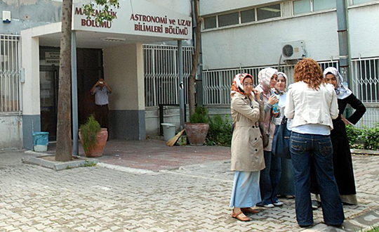 Başörtülü öğrencileri fotoğraflayan profesörün cezası onandı Başörtülü öğrencileri fotoğraflayan profesörün cezası onandı