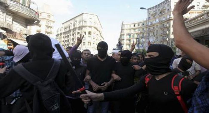 Mursi yanlılarına 'Baltacılar'dan palalı saldırı Mursi yanlılarına 'Baltacılar'dan palalı saldırı