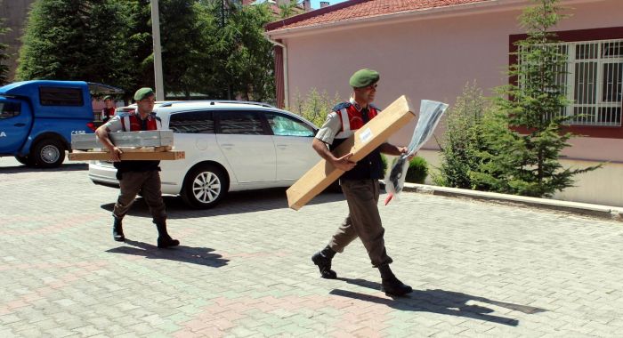 Kargoyla gönderilen pompalı tüfekler yolda yakalandı Kargoyla gönderilen pompalı tüfekler yolda yakalandı