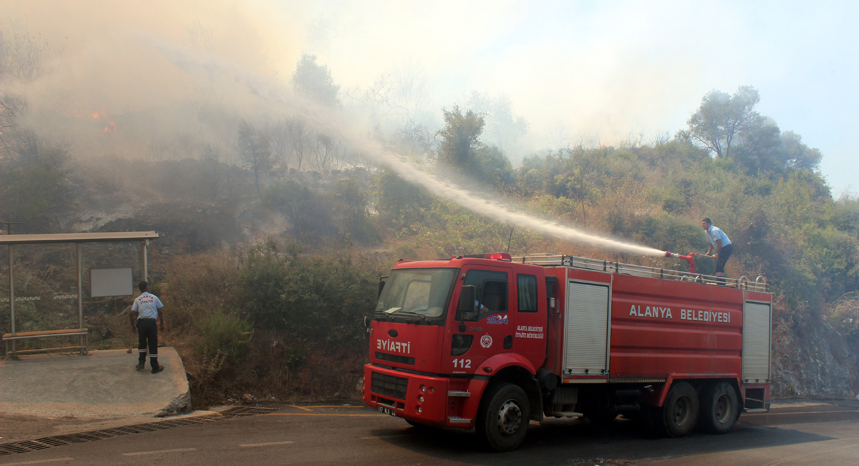 Alanya Kalesi'nde yangın çıktı Alanya Kalesi'nde yangın çıktı