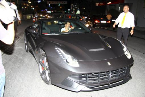 Emre Belözoğlu'nun yeni oyuncağı Ferrari F12 Berlinetta Emre Belözoğlu'nun yeni oyuncağı Ferrari F12 Berlinetta