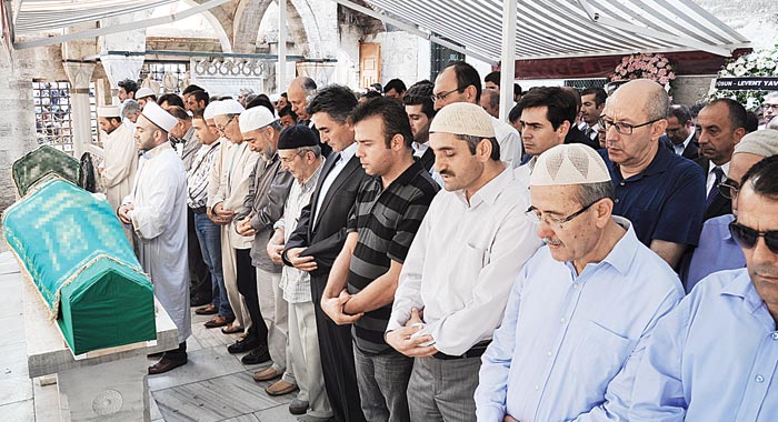 Hasan Erkut Saylan annesini kaybetti Hasan Erkut Saylan annesini kaybetti