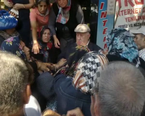Eyüp Sultan'da 'para dağıtan adam' izdihamı Eyüp Sultan'da 'para dağıtan adam' izdihamı