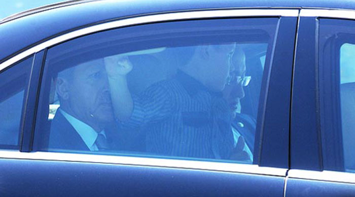 Başbakan Erdoğan, torunuyla cuma namazına gitti Başbakan Erdoğan, torunuyla cuma namazına gitti