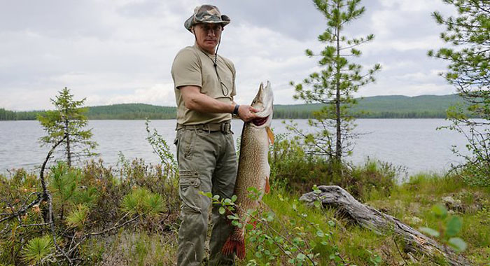 Putin, gölde turna balığı tuttu