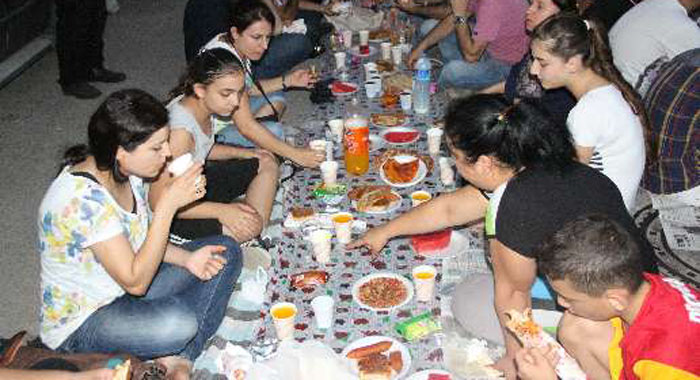 Hatay&#039;da 1 kilometrelik iftar sofrası