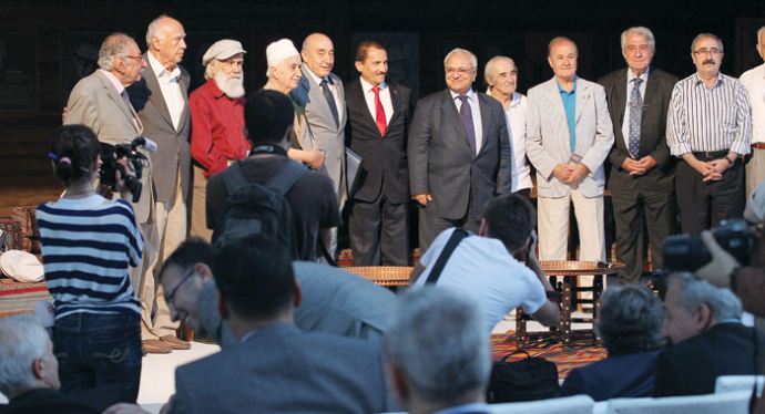 Duayen gazeteciler ve yazarlar iftarda buluştu Duayen gazeteciler ve yazarlar iftarda buluştu