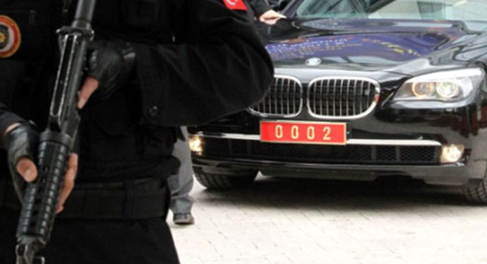 Soyguncular Başbakan'ın korumalarına takıldı Soyguncular Başbakan'ın korumalarına takıldı