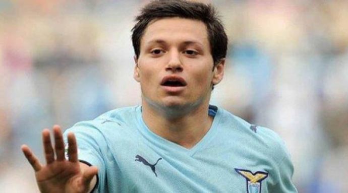 Zarate imzayı attı, Drogba gibi oldu Zarate imzayı attı, Drogba gibi oldu