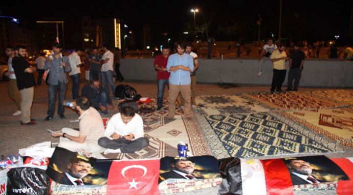 Taksim Meydanı'nda Mısır protestosu Taksim Meydanı'nda Mısır protestosu