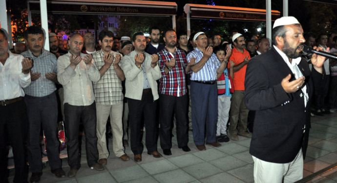 Mısır&#039;da ölenler için gıyabi cenaze namazı kılındı