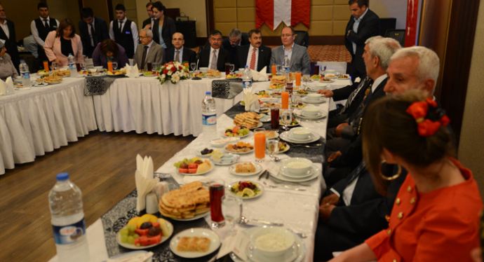 Bakanlar, gazi ve şehit aileleriyle iftarda