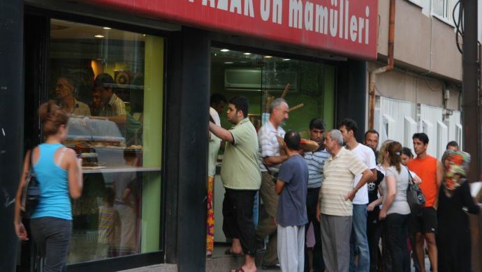Pide kuyruğunda 9 bin lirasını çaldırdı Pide kuyruğunda 9 bin lirasını çaldırdı