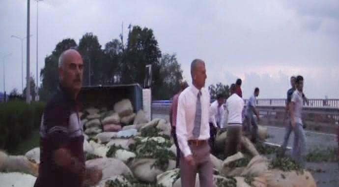 Çay yüklü kamyon kaza yaptı,2 yaralı Çay yüklü kamyon kaza yaptı,2 yaralı
