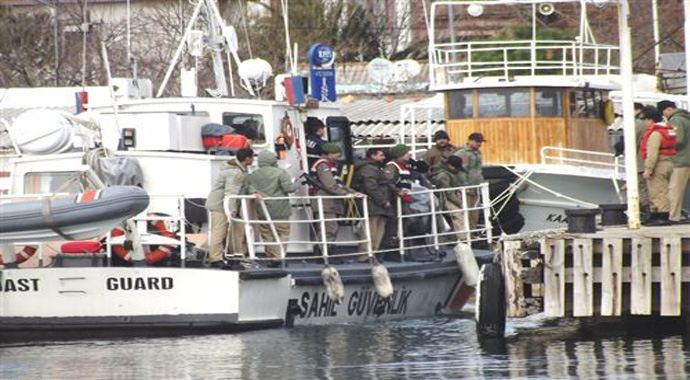 Ayvalık'ta kaçak göçmen operasyonu Ayvalık'ta kaçak göçmen operasyonu