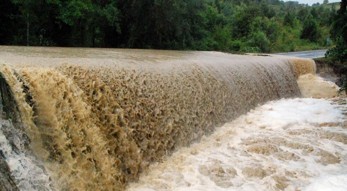 Sinop'ta şiddetli yağış köprüleri yıktı Sinop'ta şiddetli yağış köprüleri yıktı