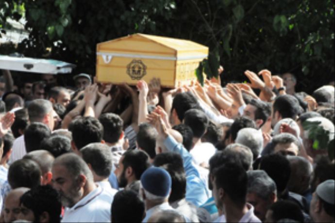 Diyarbakır'daki katliamın kurbanları toprağa verildi Diyarbakır'daki katliamın kurbanları toprağa verildi