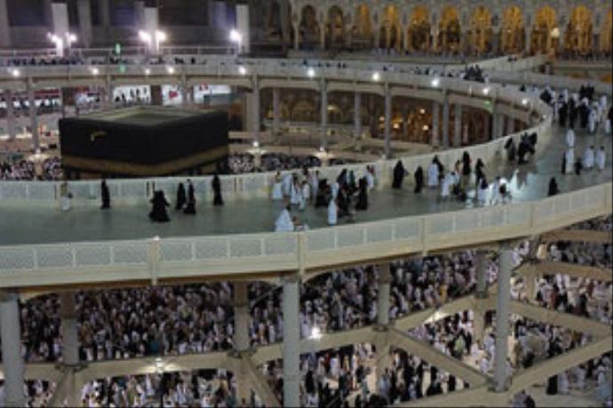 Kabe&#039;de çelik halkadan tavaf alanı