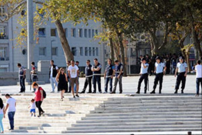 Gezi Parkı kapatıldı, duran adam ortaya çıktı