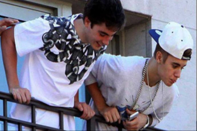 Justin Bieber hayranlarının üzerine tükürdü