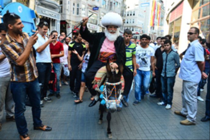 Erol Büyükburç, İstiklal Caddesi'nde eşekle dolaştı Erol Büyükburç, İstiklal Caddesi'nde eşekle dolaştı